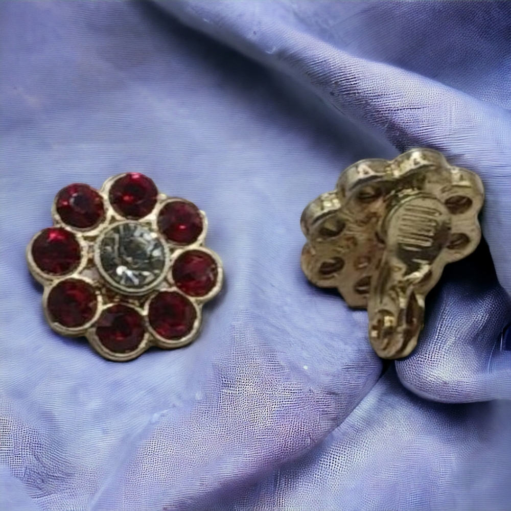 Vintage Red and Clear Rhinestone Flower goldtone clip on earrings, - Picture 3 of 5